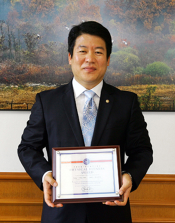 Kim Seung-jun Wins Award